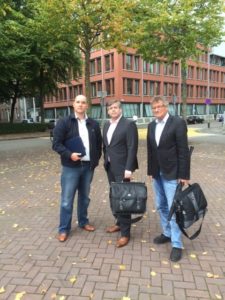 Bart Kouwenhoven, Wouter van Emden en Hans Horwitz maken zich op voor de besloten zitting in Groningen. Afbeelding: Stichting Autobelangen
