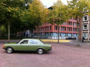 De Mercedes van Bart Kouwenhoven voor de Groninger rechtbank. "Niet bedoeld voor voordelig rijden. Een hobby kost geld." Afbeelding: Bart Kouwenhoven