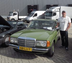Aanstaande donderdag staan Bart Kouwenhoven en zijn Mercedes Benz 240 D centraal in de Groninger rechtbank. Zij zijn hoofdrolspelers in het vijfde proefproces van de Stichting Autobelangen. Foto: Erik van Putten