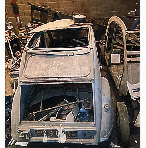 partij mechanische onderdelen en plaatwerk van een Citroën 2CV