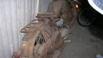 Een vergeten motorfiets in een schuurtje