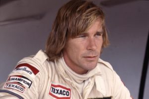 James Hunt overleed in 1983, maar hij was toch de ster van de vierde editie van de Historic Grand Prix. Met dank aan zijn zoon Freddie, die er een demo met een Hesketh verzorgde. En een beetje met dank aan Michael Lyons. U leest het hele verhaal in AutoMotorKlassiek nummer 10, nu in de kiosken.