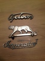 een stel onbekende emblemen, oplossing gezocht. Waar zijn ze van?