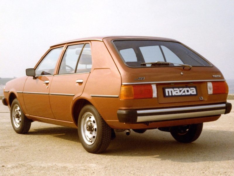 Ondermeer herkenbaar aan de grote achterlichtunits: de facelift versie van de eerste generatie Mazda 323. Afbeelding: Mazda