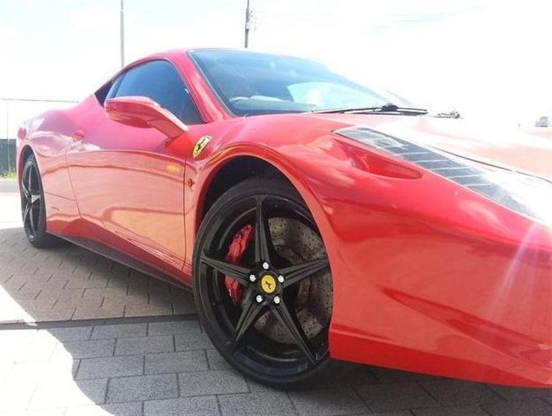Aan alles is gedacht, prachtige – zwarte – 20 inch velgen, immense remschijven en rode ‘Ferrari’ remtangen…