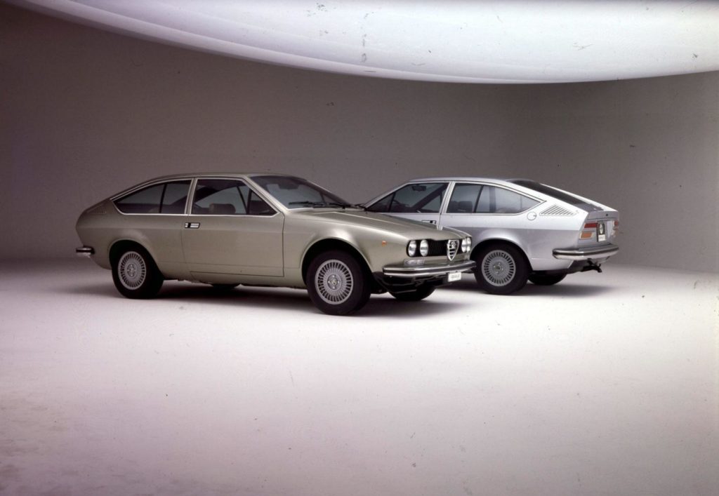 Aan het begin van de jaren zeventig voelde Alfa Romeo zich genoodzaakt om een reeks vernieuwingen binnen haar fraaie modellengamma door te voeren. De 1750 Berlina werd door de Alfetta opgevolgd en die gebeurtenis was een voorbode voor de komst van een nieuwe coupé versie, die geleidelijk de Bertone modellen zou vervangen: de Alfa Romeo Alfetta GT & Alfa Romeo Alfetta GTV serie.
