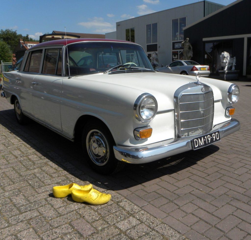 Onder de kap gekeken: een Mercedes-Benz 200 motorruimte