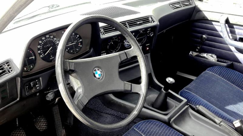 Typische BMW cockpit uit de jaren zeventig. Een heerlijke werkplek