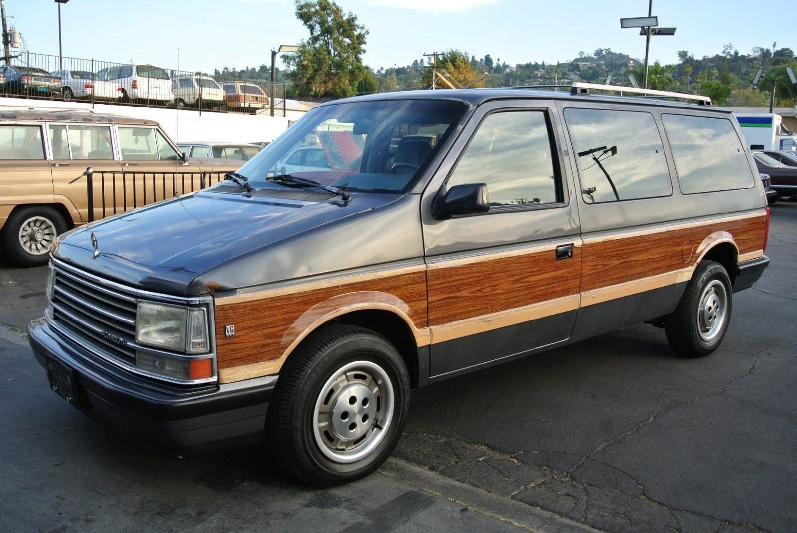 Додж вояджер. Dodge Caravan 1984-1990. Dodge Caravan 1990. Крайслер Вояджер 1984. Плимут Гранд Вояджер 1990.