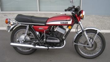 De Yamaha RD350. Een fel-serieuze tweetakt