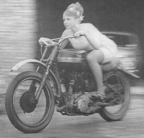 Vrouwen en motorfietsen – Oldtimers in Motor Klassiek