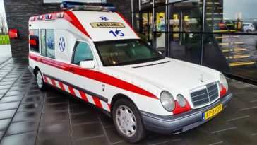 Mercedes E 290 TD (1999) ambulance