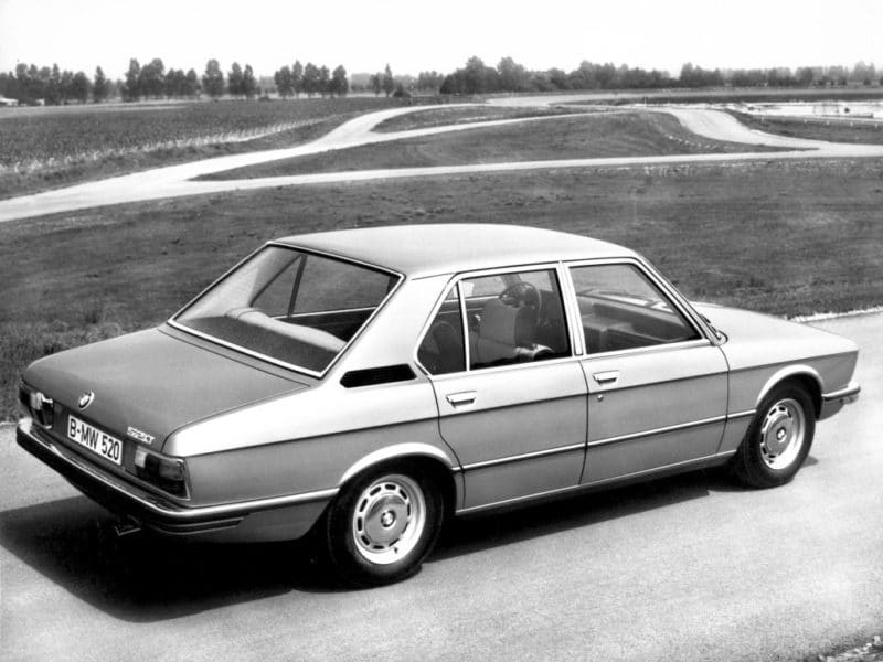 BMW E12. Eerste serie onder meer herkenbaar aan de lichtclusters achter