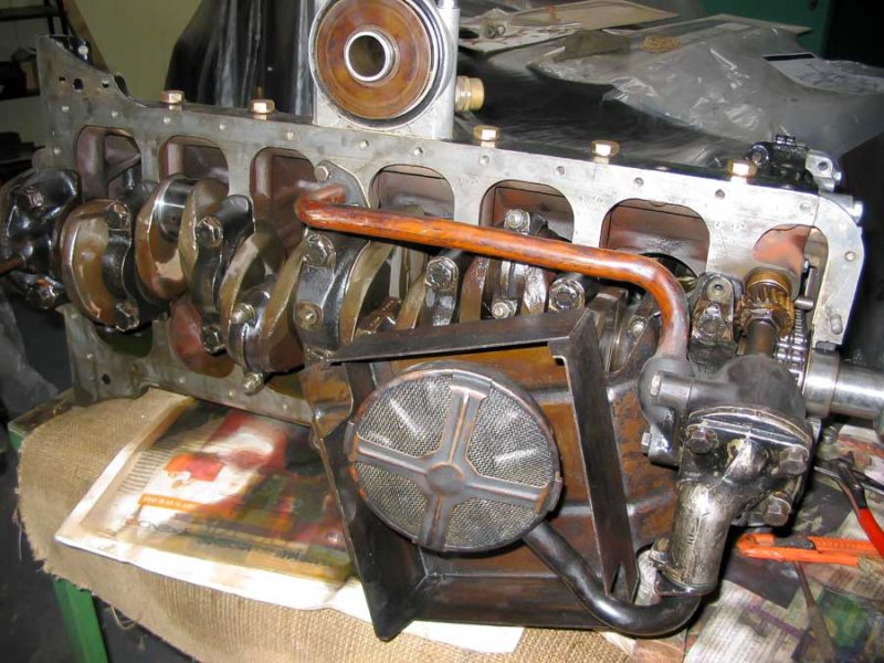 Blik op de onderzijde van de XK motor 1
