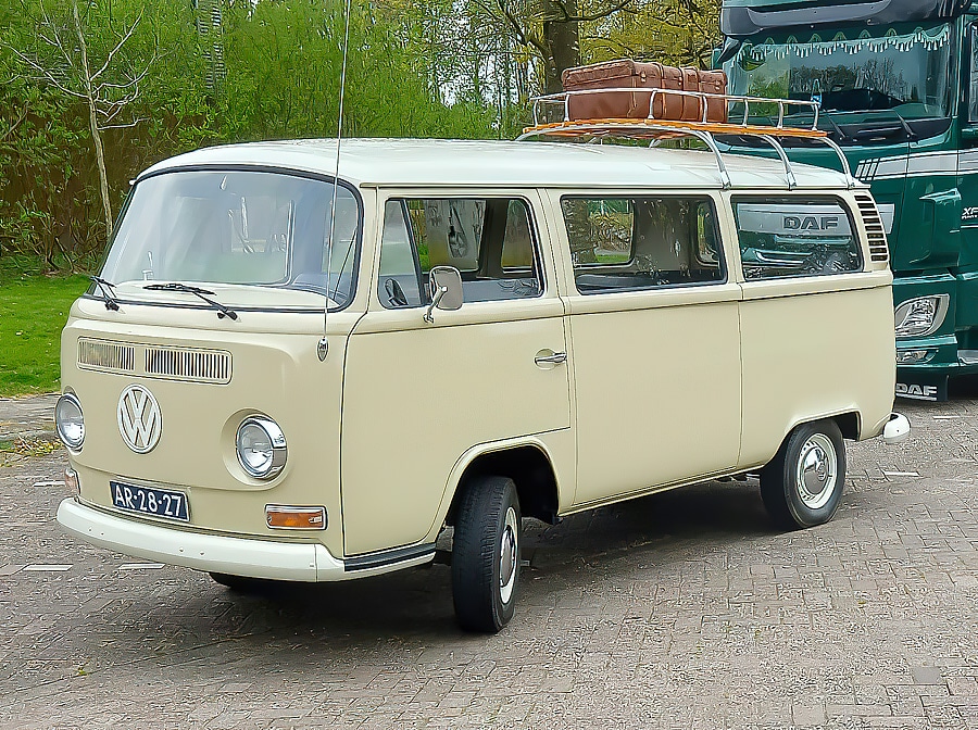 VOLKSWAGEN COMBI T2 BUS - 1972 - LITTLE BOLIDE