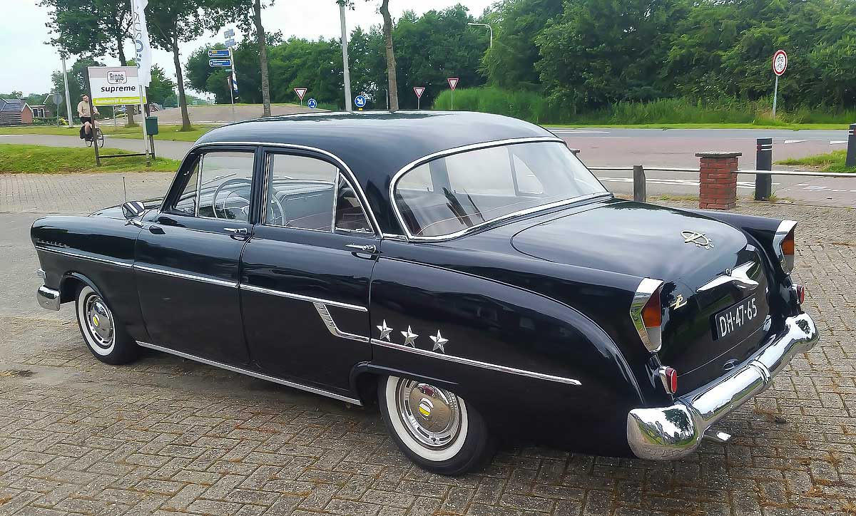Opel Kapitän uit 1955. Ruimer dan ooit voor Pieter Kempenaar. 