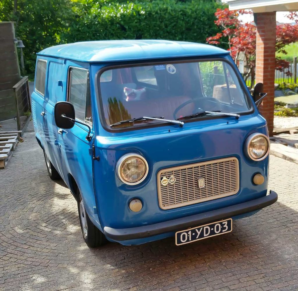 Fiat 850 T Pulmino uit 1974 van Diny. Warme gevoelens en charme.&nbsp;