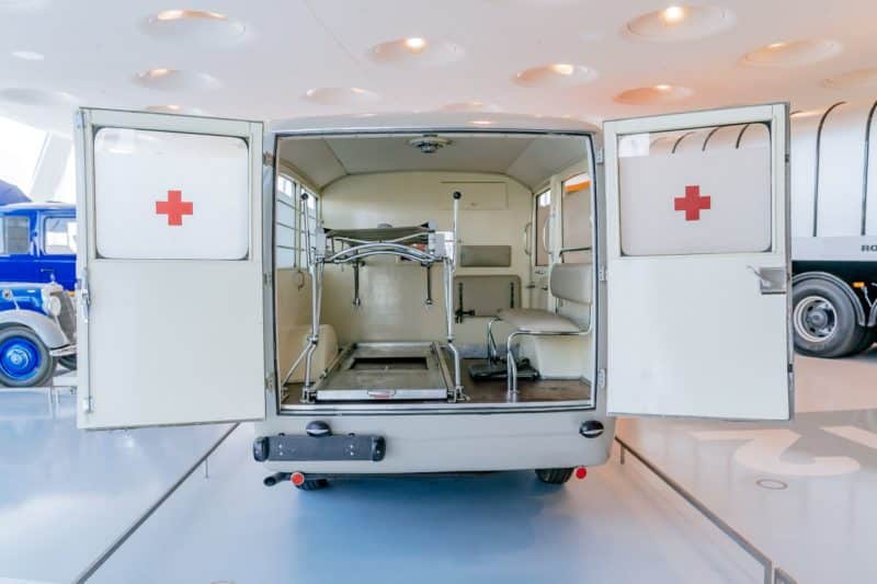 De “achteruitkijkspiegelredding” met de Mercedes-Benz 320 ambulance…