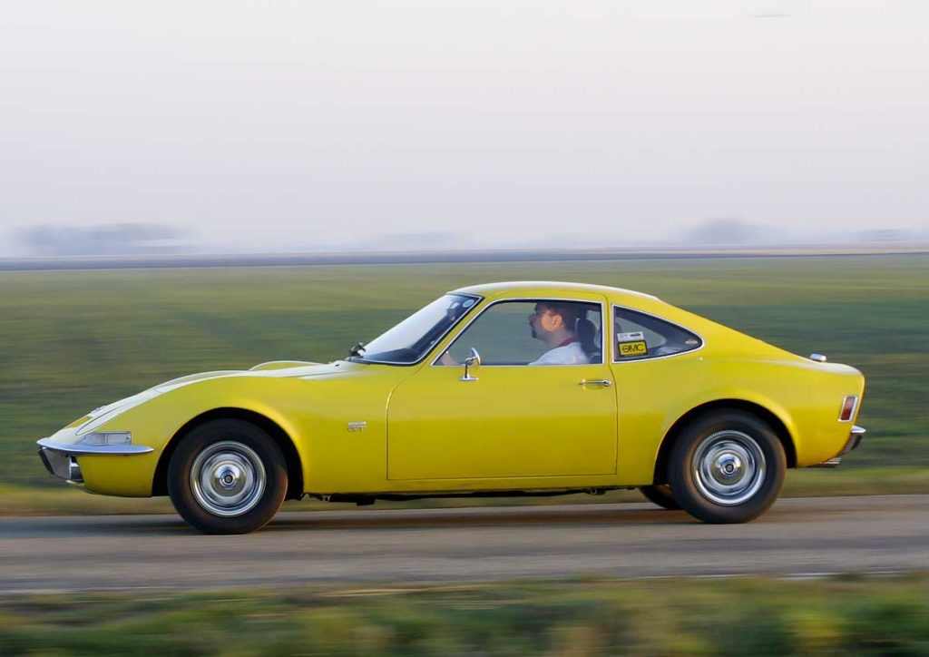 Opel gt. een icoon van de jaren zestig en zeventig