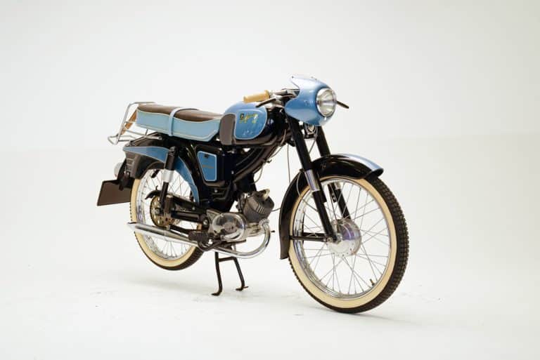 Spettacolo motociclistico d'epoca di Brema. spettacolo speciale con 50 cc d'oro