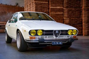 Alfa Romeo Alfetta 2000 GTV coupe (1977) - kenikmatan berkendara yang sporty bagi Bram.