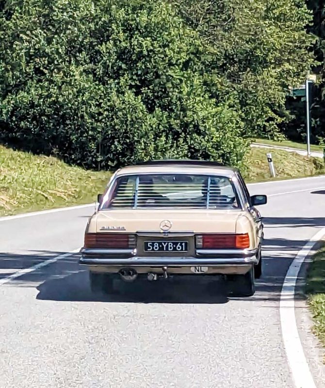 Mercedes-Benz 280 SE (1974): dari semangat hingga aksi untuk Dirk & Rucháma
