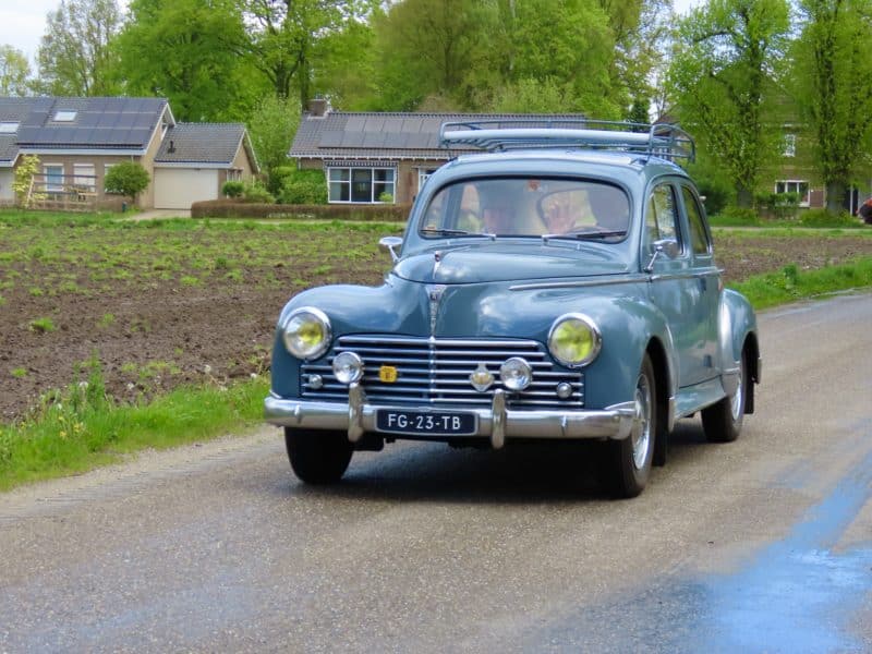 Of monasteries and castles... and classic Peugeots