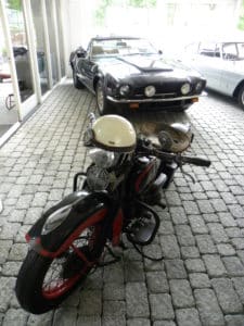 V twins, marketing en merken