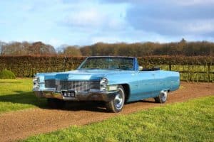 Baden in weelde aan boord van cadillac de ville convertible (1965)