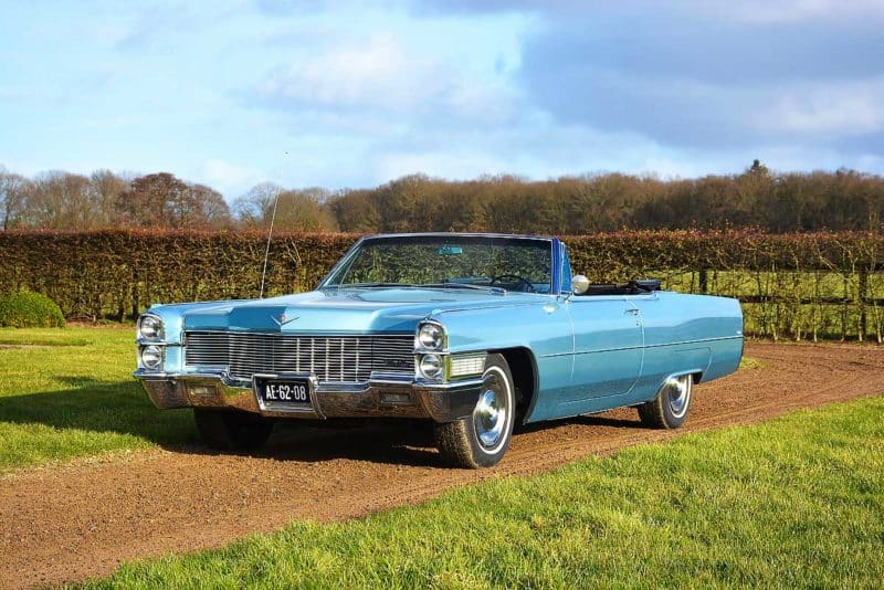 Baignez-vous dans le luxe à bord de la Cadillac de Ville Cabriolet (1965)