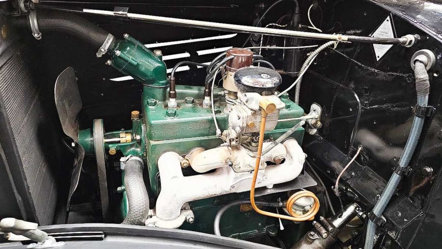 renault-vivaquatre-kz23-uit-1935-een-rijdende-restauratie-auto-motor