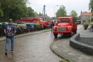Oldtimershow sint nicolaasga. door weer en wind doorgaan