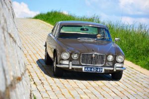 Jaguar xj. michel van de putte pendelt spotgoedkoop en betrouwbaar in zijn ‘cuba-xj’