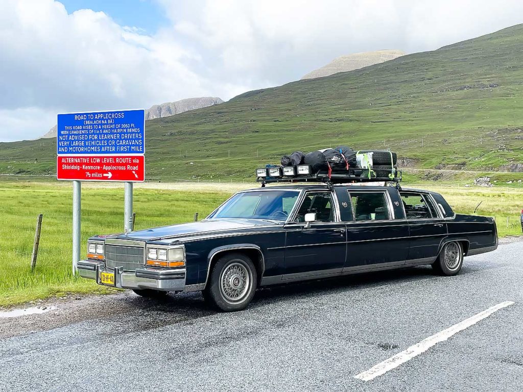 Gezellig per cadillac brougham limousine roadtrippen in schotland en niet op een penny kijken: zuipfestijn.
