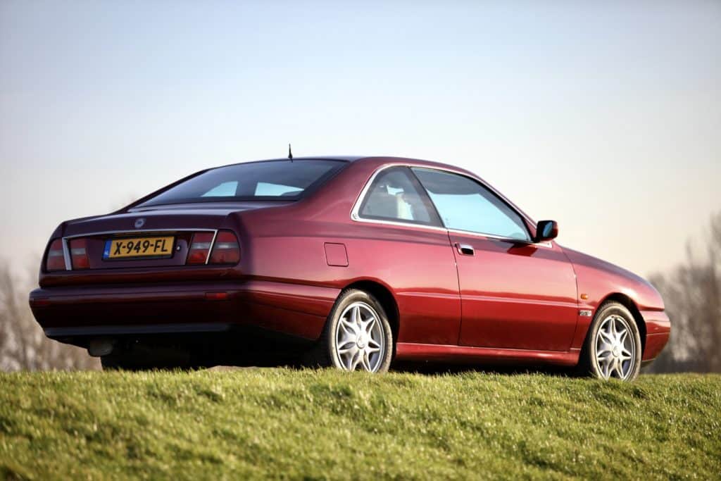 蓝旗亚 k 轿跑车 2.4 20V。 《AMK 11-2024》中备受争议的主角