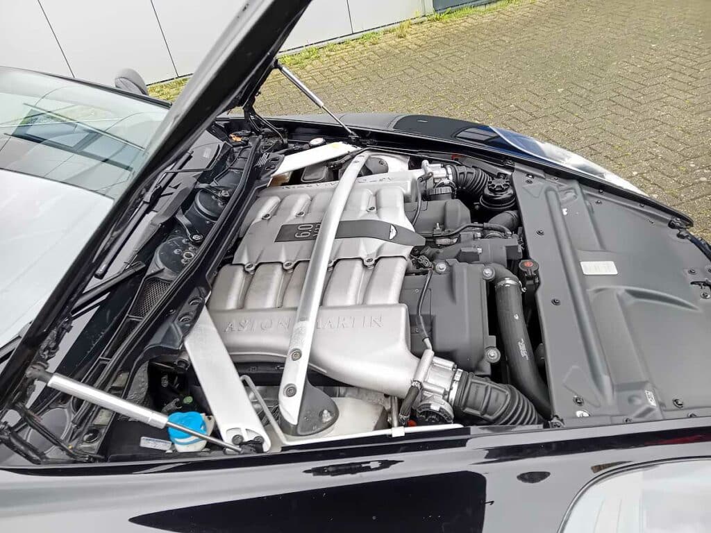 Aston Martin DB9 Coupé (2004). Schoonheid van het zuiverste soort voor Jaap