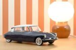 Citroën DS 19. Aubergine en champagne van NOREV in de schaal 1 op 12