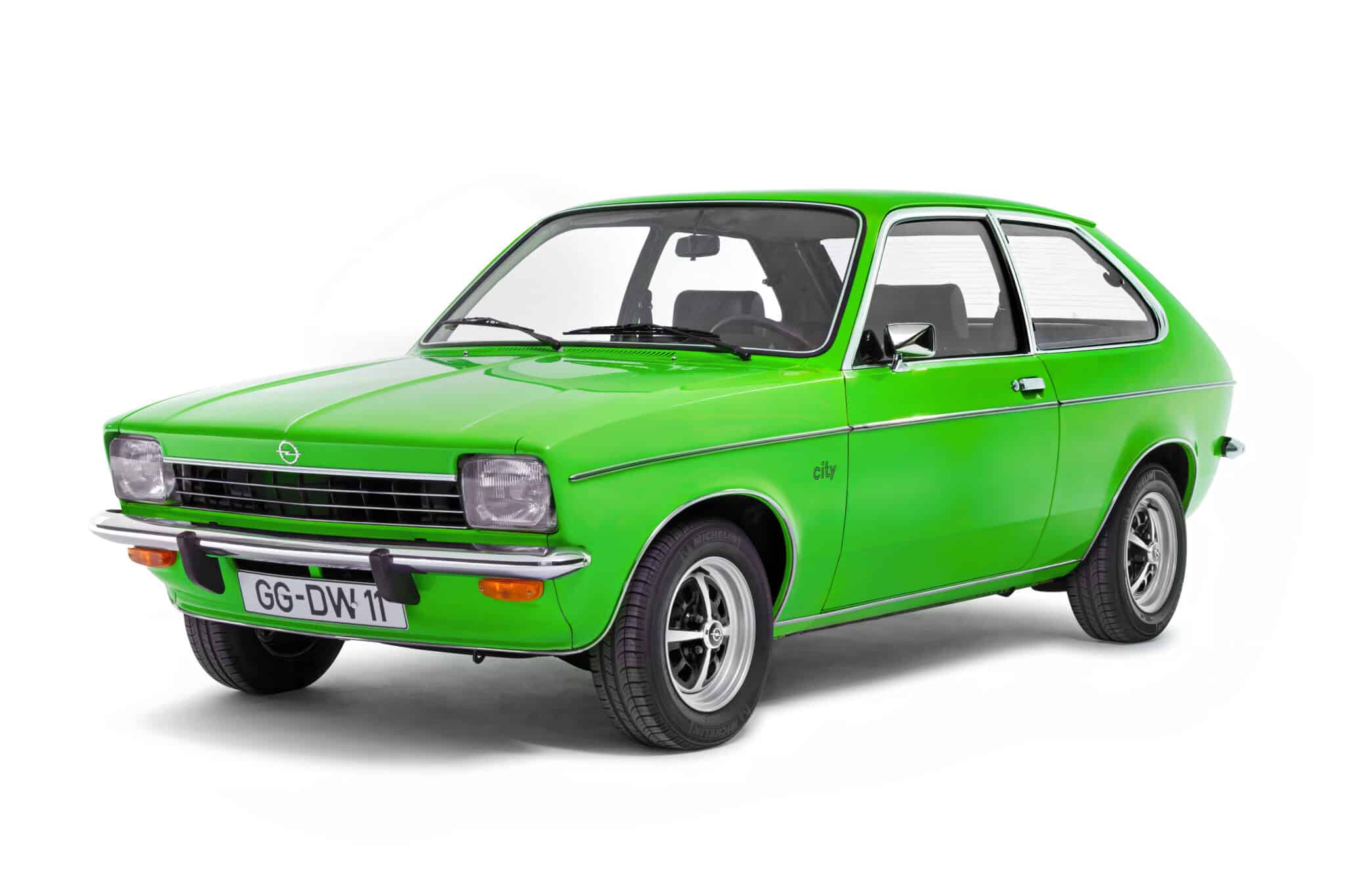 702-036 TRIPLE9 オペル カデット 1977 ホワイト Triple 9 1977 Opel Kadett C Saloon White Color 1:18*New Item*Rare