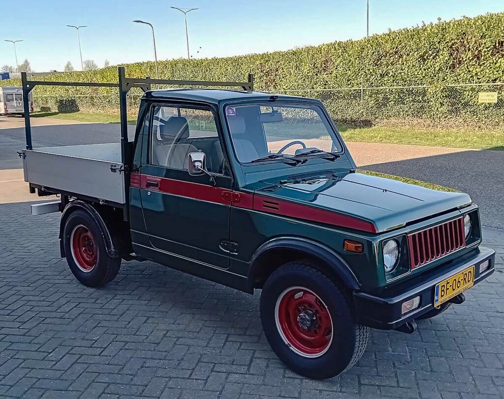 Groen-rode Suzuki SJ 410 pickup uit 1983, in bedrijfskleuren gespoten