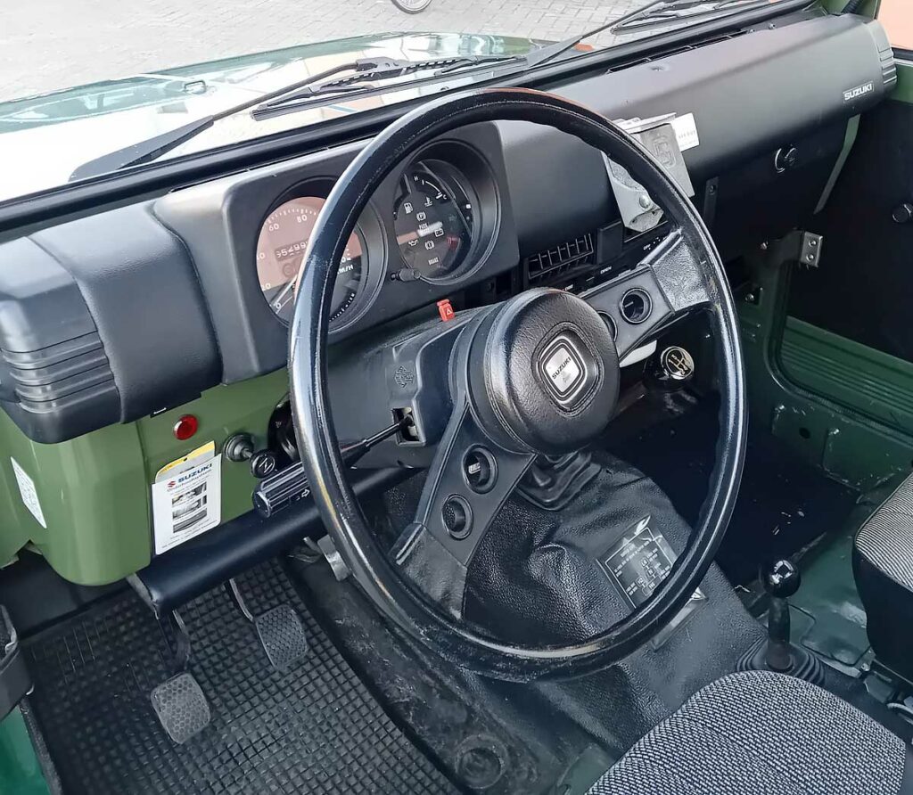 Dashboard van Suzuki SJ 410 pickup (1983) met eenvoudige meters en zwart stuurwiel
