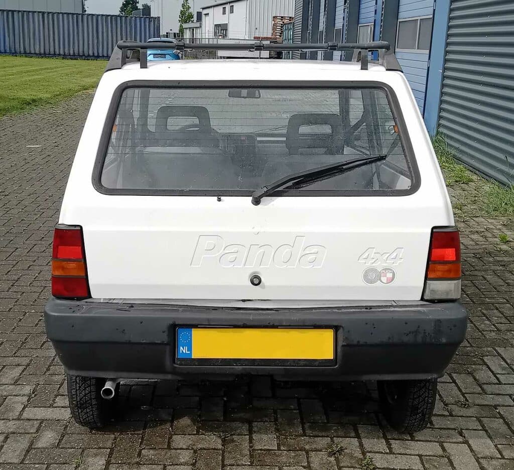 Achterzijde van een FIAT Panda 4x4 (1998) met groot ‘Panda 4x4’-logo op de achterklep