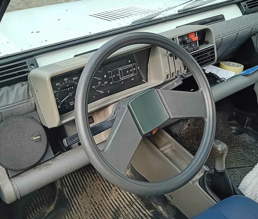 Dashboard van FIAT Panda 4x4 (1998) met tweespaaks stuur en eenvoudig instrumentarium