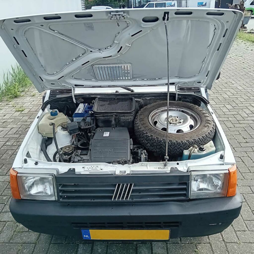 Open motorkap van FIAT Panda 4x4 (1998) met zichtbaar reservewiel in de motorruimte