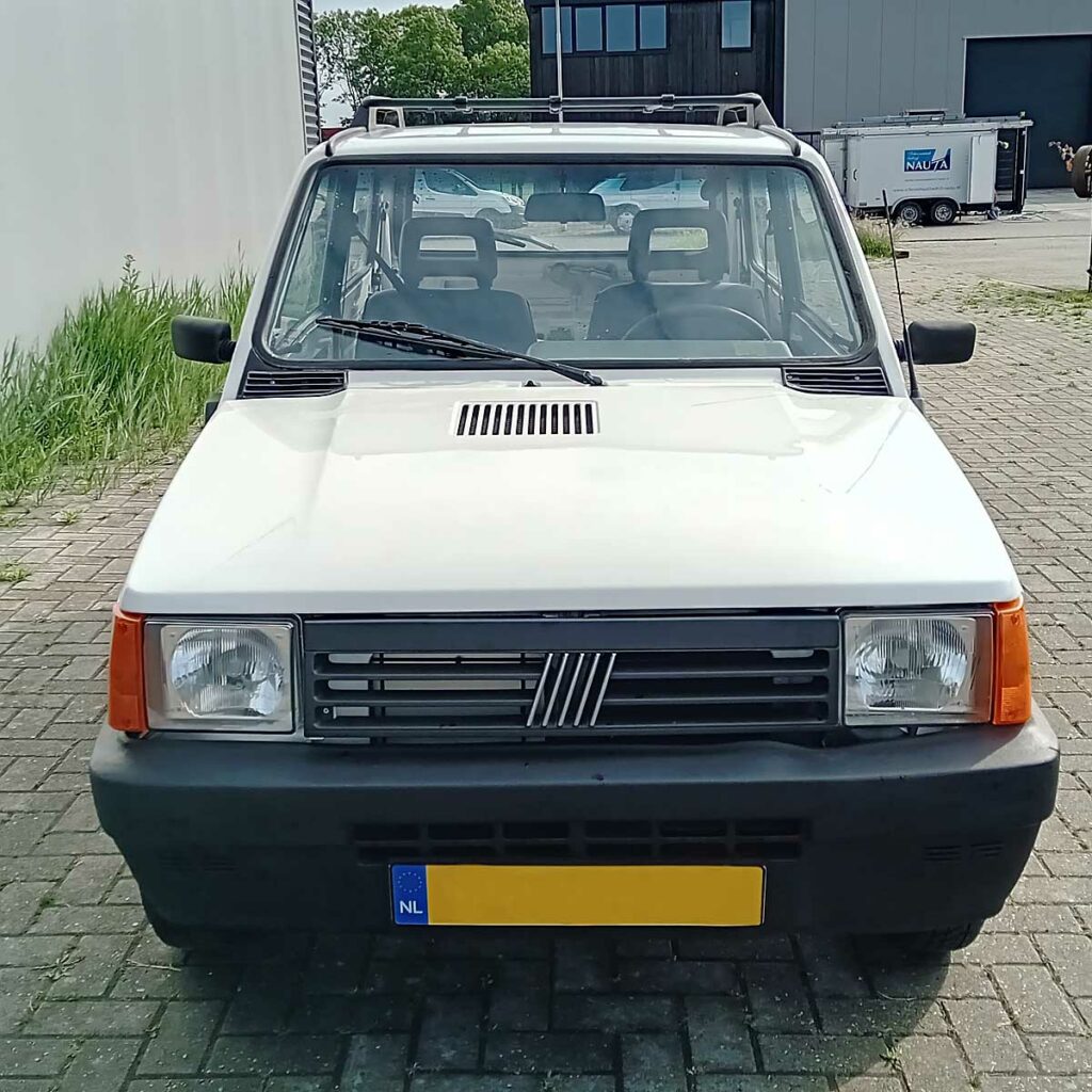 Voorzijde van een witte FIAT Panda 4x4 (1998) met langwerpige grille en vierkante koplampen