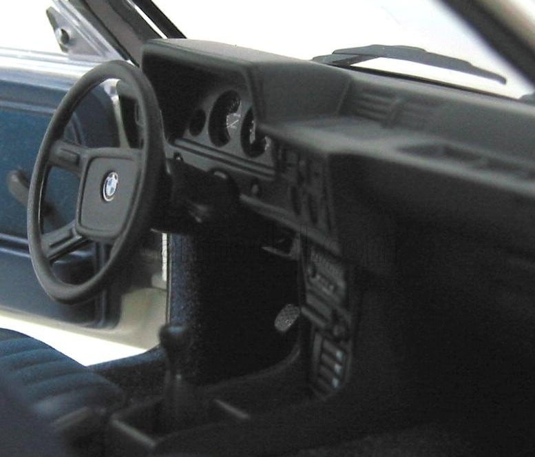 BMW 323i (E21) van Autoart. Klassiek verzamelstuk in de schaal 1:18