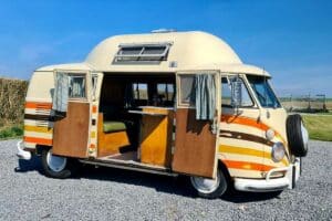 Volkswagen T1 Freedom camper met beide zijdeuren open, zicht op interieur