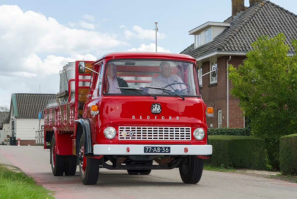Rode Bedford vrachtwagen uit Karels collectie, gebruikt voor klassiek melktransport