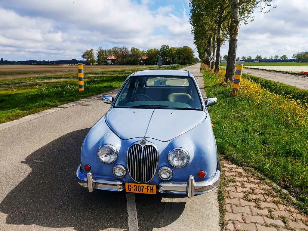 Vooraanzicht Mitsuoka Viewt met klassieke grille en ronde koplampen
