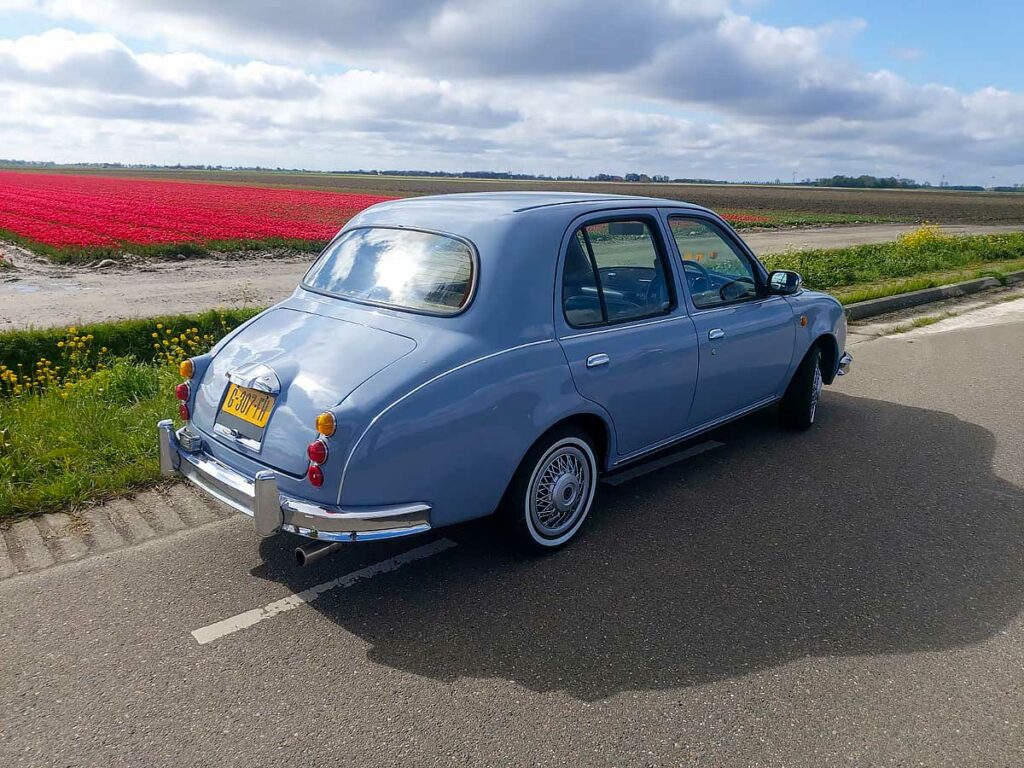 Mitsuoka Viewt gezien vanaf de achterzijde, met zicht op de bollenvelden