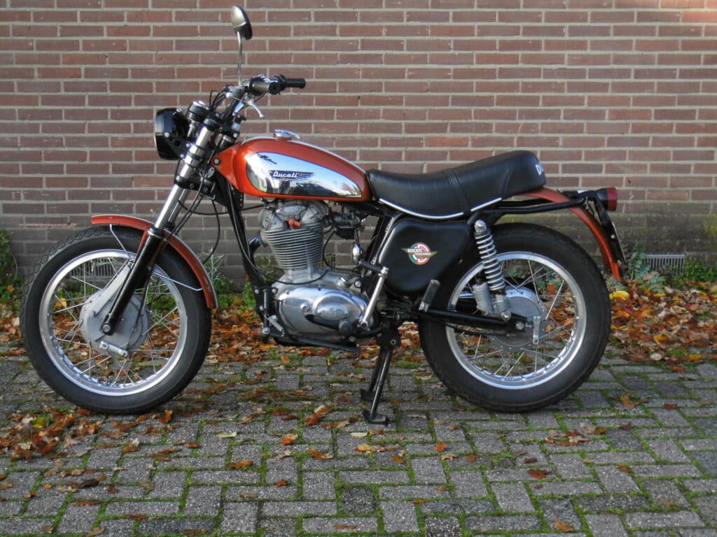 Een duc 450 Scrambler: schoenlpper blijf bij je leest